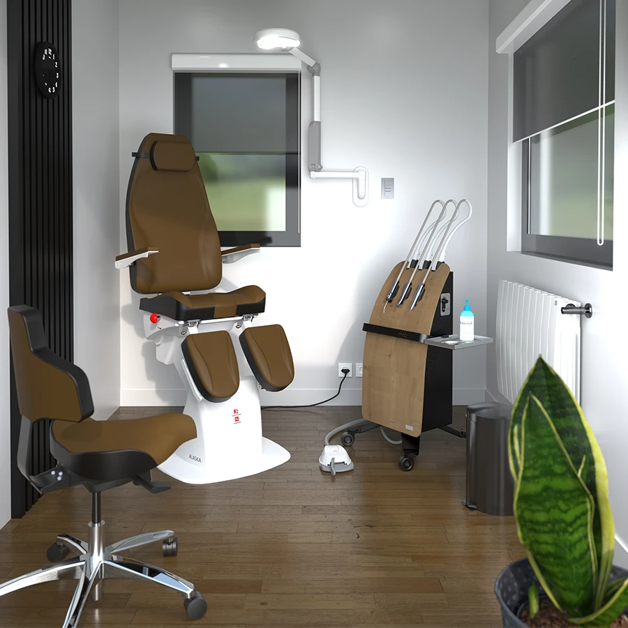 Un petit cabinet de podologie avec une console de pédicurie, un fauteuil patient, un siège praticien et un éclairage