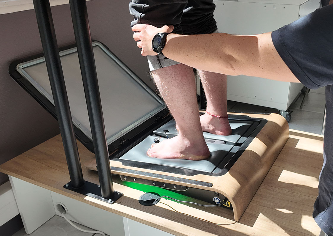 pieds sur une feet print, un outil de thermoformage
