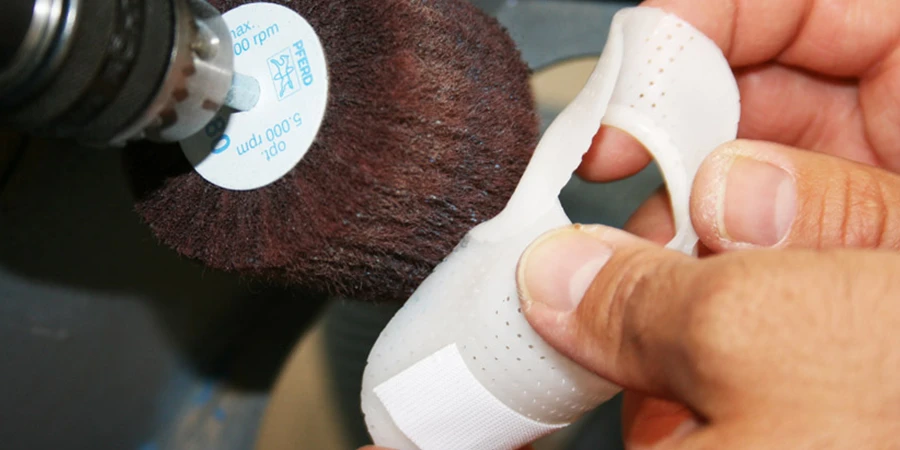 ponçage d'une prothèse de rigiform standard