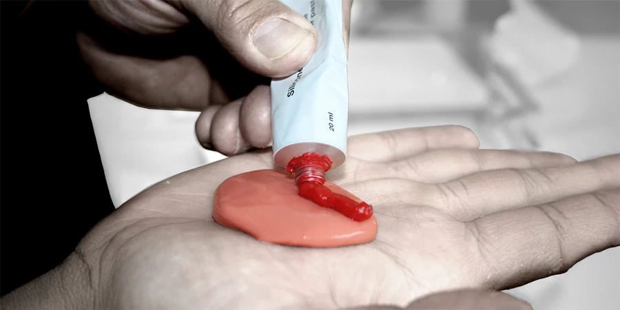 application du catalyseur pâte rouge Fresco sur du silicone