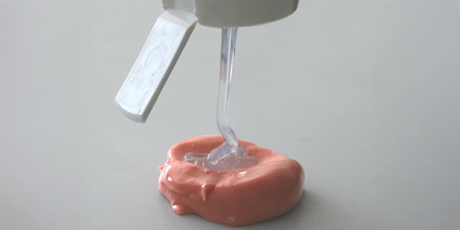 liquide polymère fresco qui coule dans l'orthoplastie