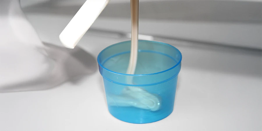 Substance versée dans un godet jetable