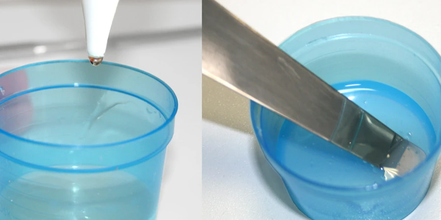 zoom sur deux godets jetables dans deux différents angles