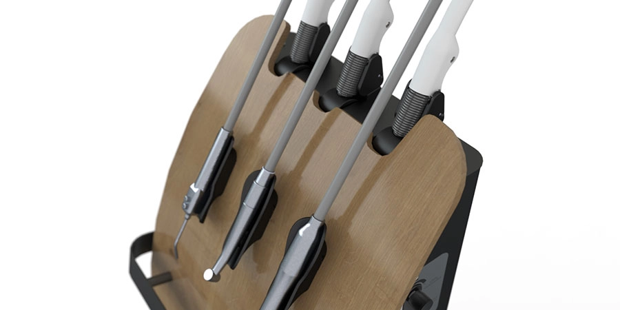 Console de pédicurie Mobi avec façade bois clair vue en plongée des 3 fouets avec instrument