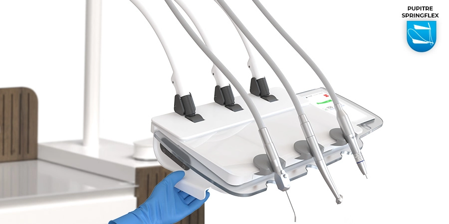 main qui touche les instruments sur l'unit de soins latti