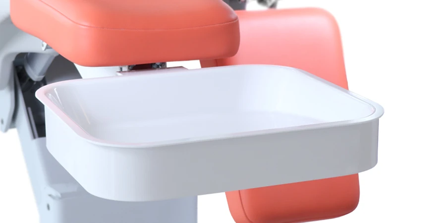 augette plastique attachée à un fauteuil patient