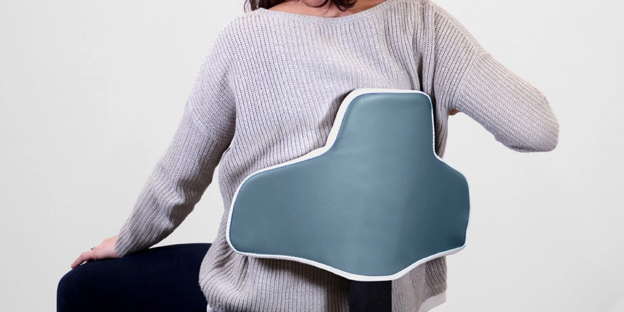 personne assise de dos sur le siege manta