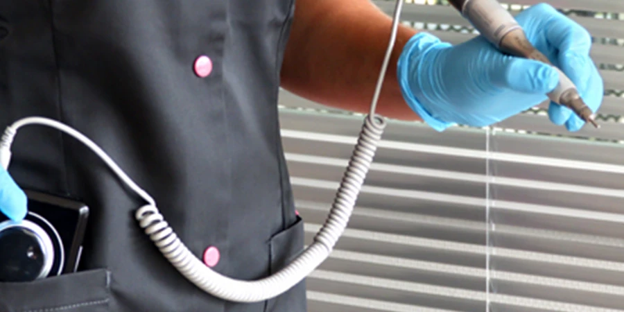 micromoteur portable k38 posé dans une poche et utilisé