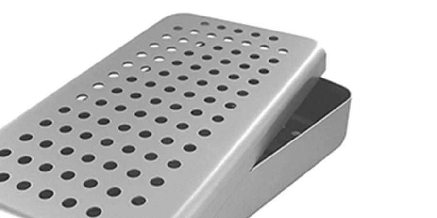 zoom sur la boîte aluminium perforée grise de stérilisation