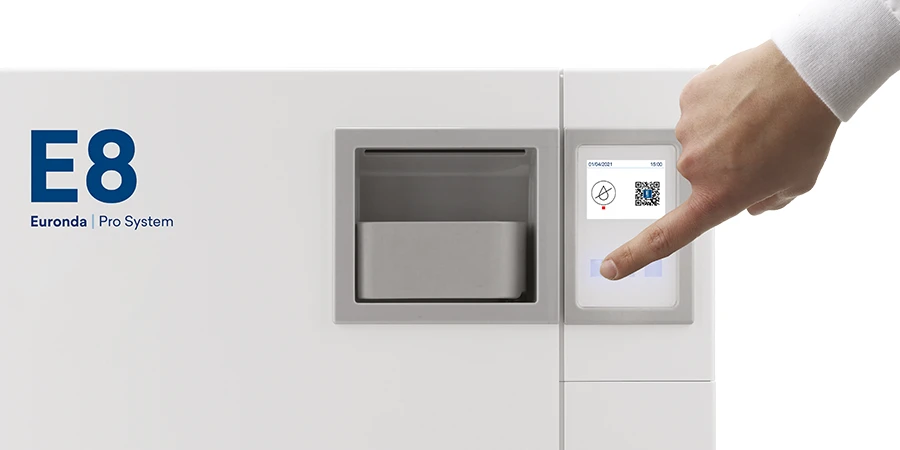 un doigt appuyant sur l'écran de l'autoclave euronda e8