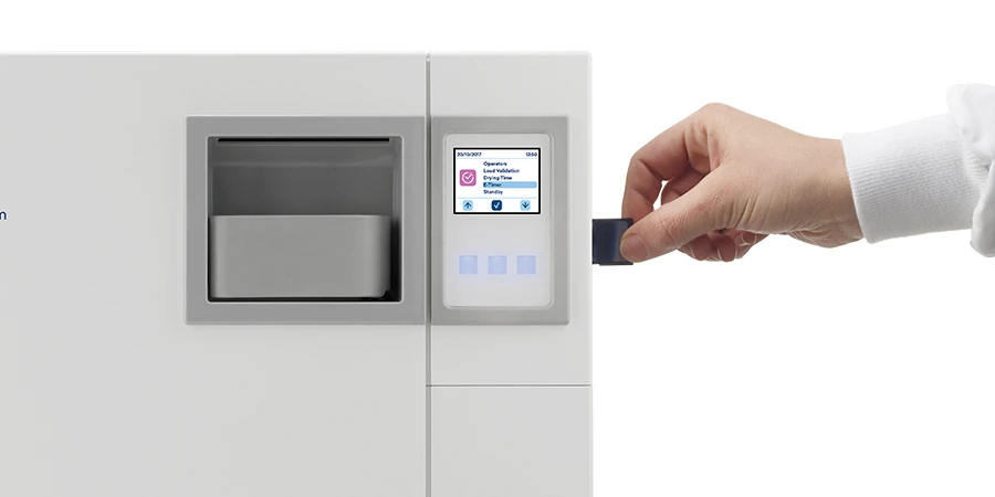 carte sd insérée dans l'autoclave euronda e8