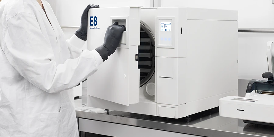 podologue ouvrant l'autoclave euronda e8