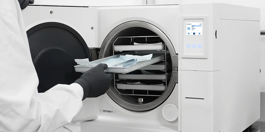 podologue sortant des produits stérilisés de l'autoclave euronda e8