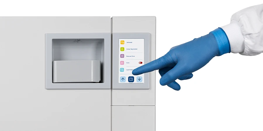 main appuyant sur l'écran tactile de l'autoclave euronda e9