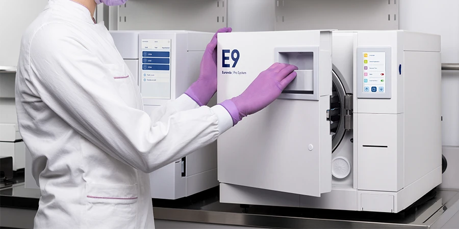 podologue fermant l'autoclave euronda e9