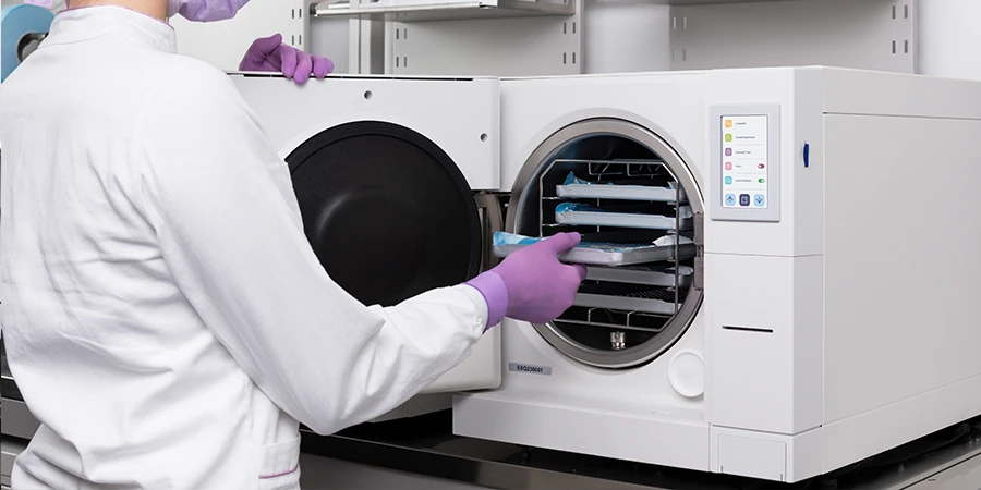 podologue qui met des instruments à stériliser