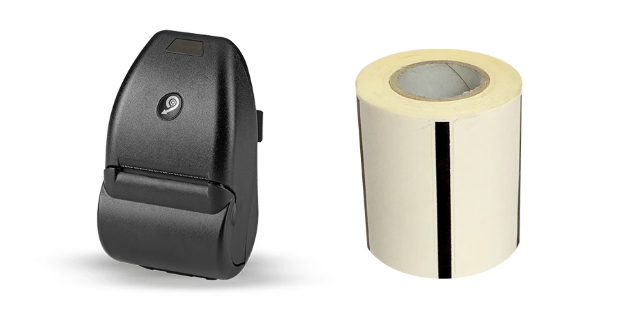 gros plan de l'imprimante d'étiquettes avec son rouleau d'étiquettes