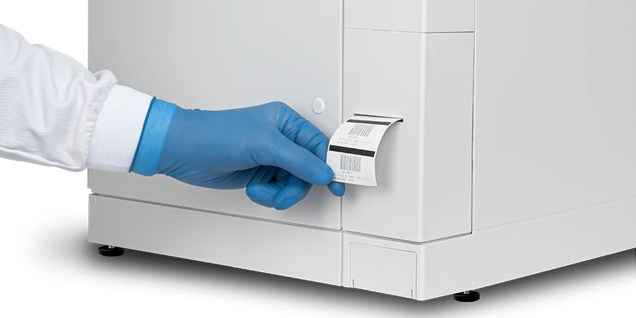 main prenant l'étiquette d'impression