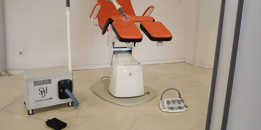 aspiration SMD dans un cabinet de podologie, au pied d'un siège patient