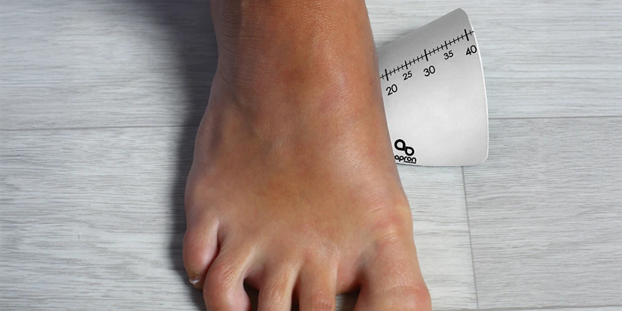 Mesureur de voûte placé sous un pied