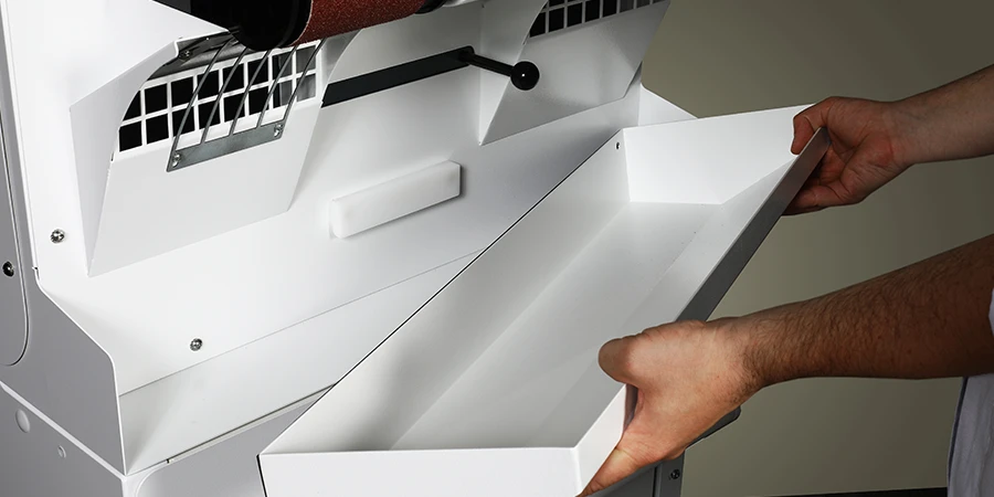 quelqu'un enlève un bac du banc de façonnage