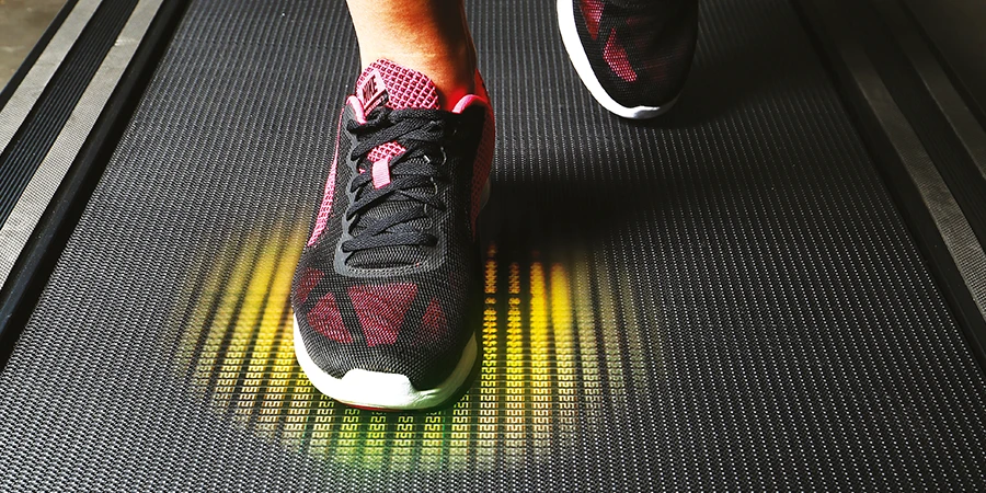 pied qui appuie sur le tapis de course à capteurs