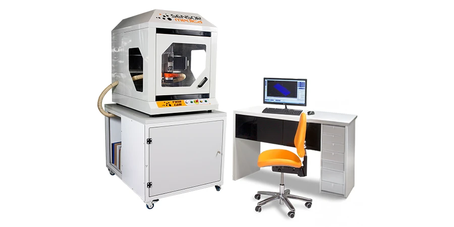 mise en situation du meuble avec sa fraiseuse dans un cabinet, avec un bureau et ordinateur et une chaise praticien