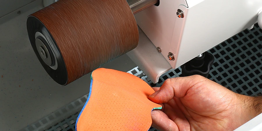 zoom sur l'application d'un manchon sur une semelle