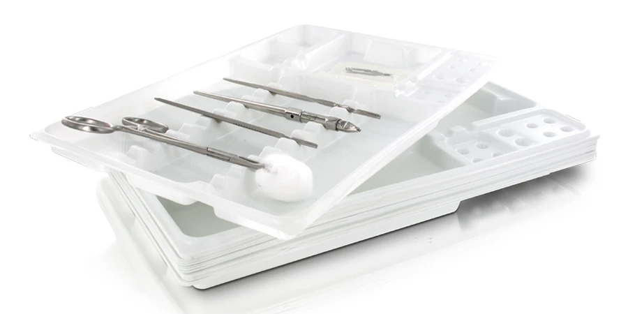 plateaux jetables crantés comportant des instruments