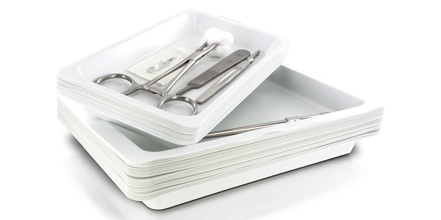 plateaux jetables non crantés avec des instruments
