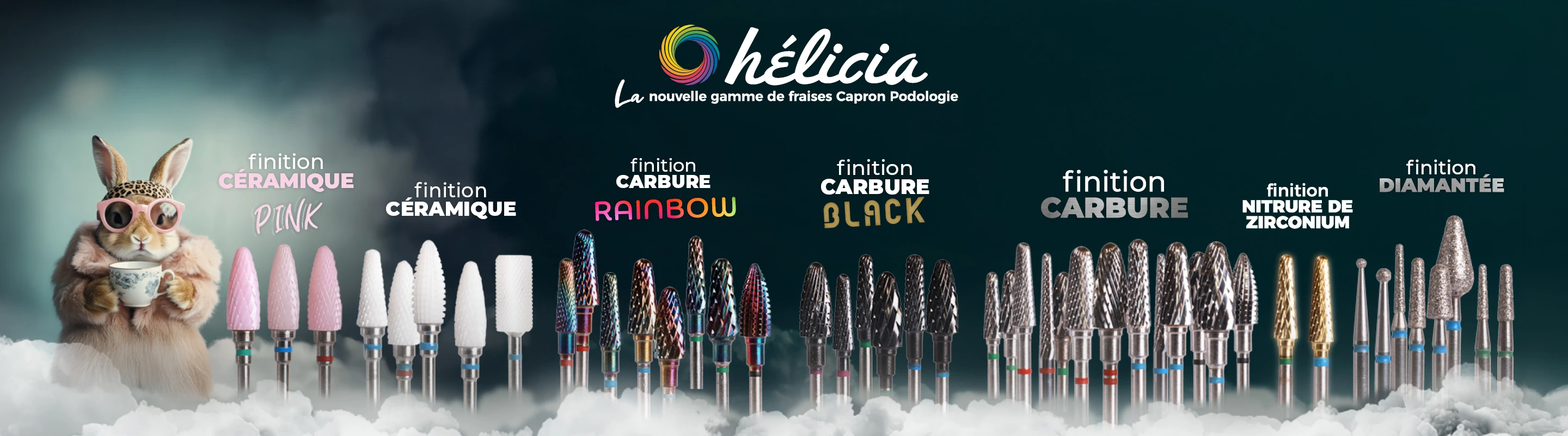 La nouvelle gamme de fraise Hélicia est présentée en ligne. Avec un lapin vêtu d'une fourrure et des lunettes rose et d'une tasse à café dans les mains sur un fond bleu nuit avec des nuages.